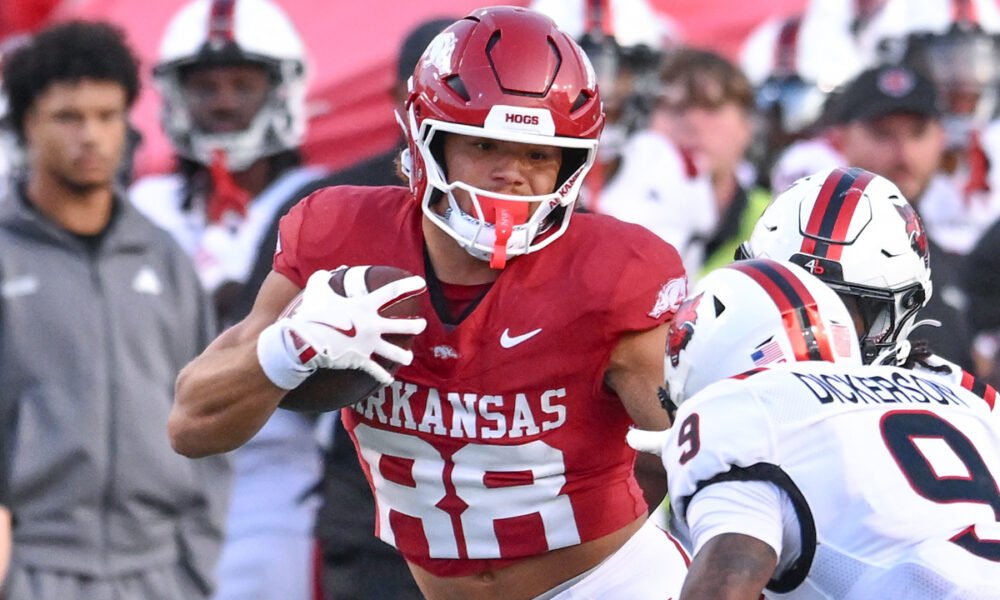 Arkansas Razorbacks tight end Rohan Jones running after making a catch against the Arkansas State Red Wolves