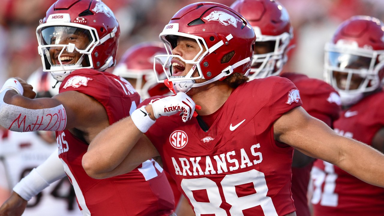 Arkansas Razorbacks tight end Rohan Jones running after making a catch against the Arkansas State Red Wolves