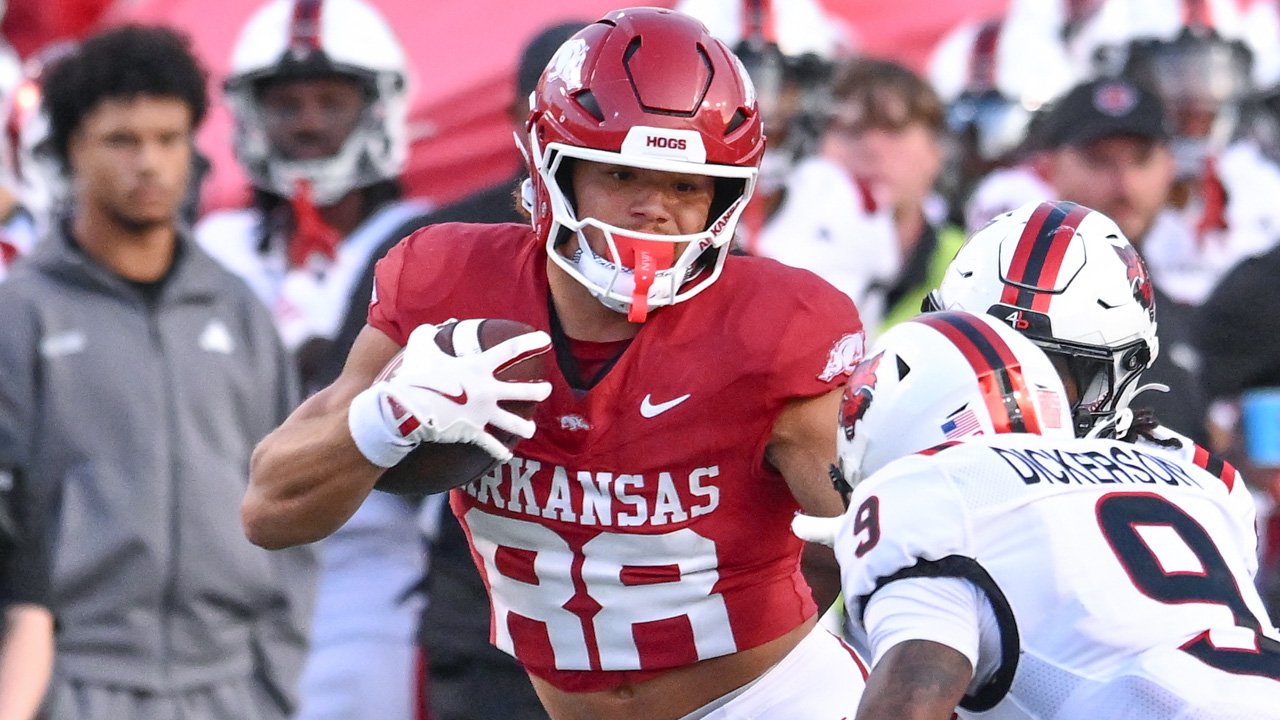 Arkansas Razorbacks tight end Rohan Jones running after making a catch against the Arkansas State Red Wolves